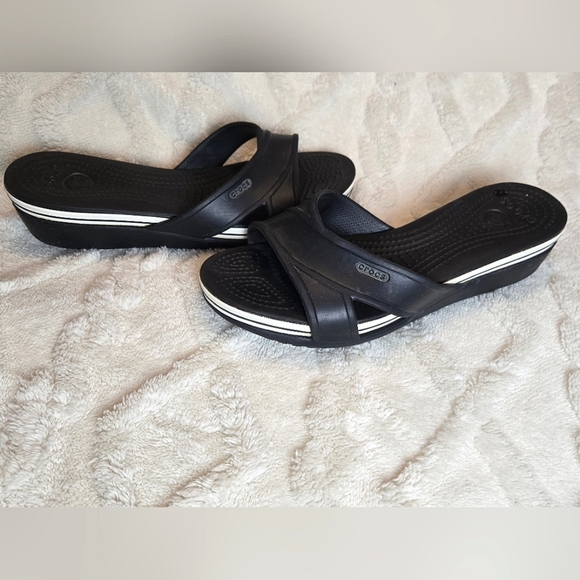 Women's Crocs Crisscross Wedge Slides, Size 9 - Picture 2 of 3